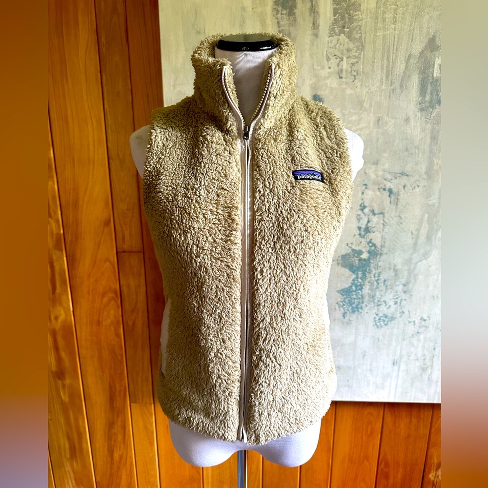 Patagonia Women’s Size Small Vest! Beige. Fluffy. Soft. - Picture 1 of 16